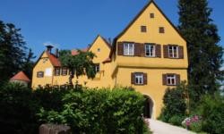 Schloss Hohenroden mit seiner gelben Fassade