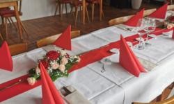 Festlich gedeckter Tisch im Wirtshaus am Pfaffensturz